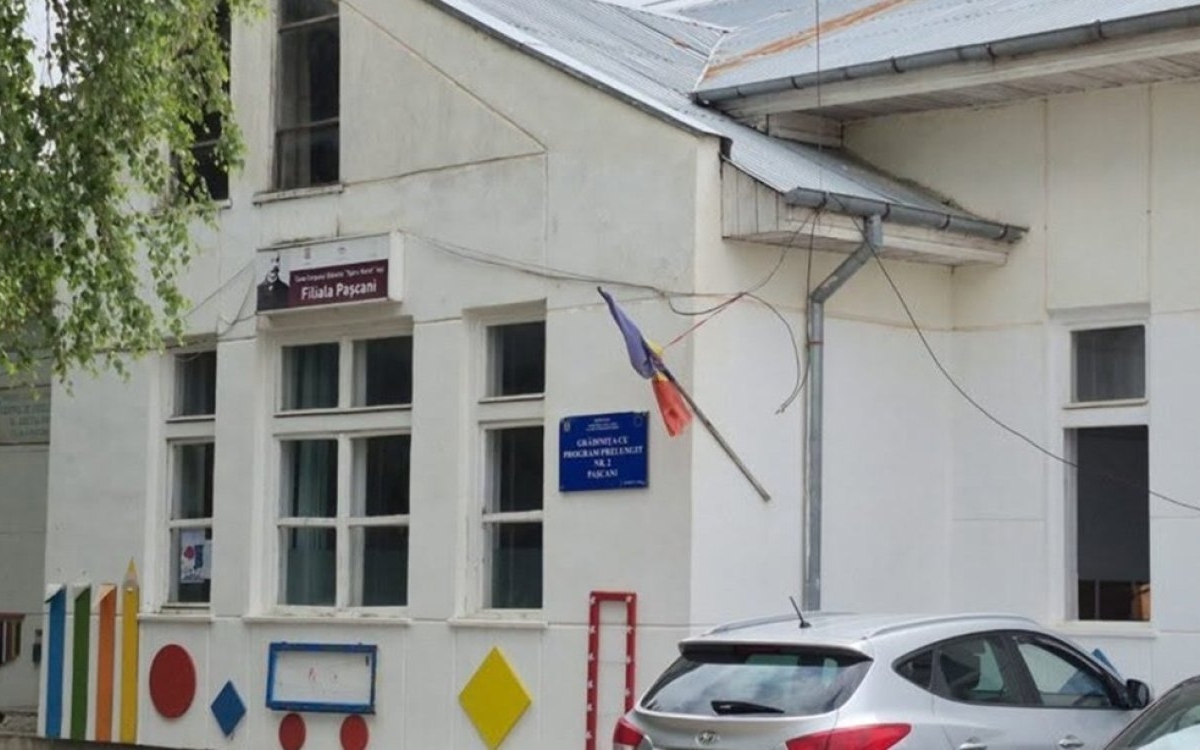 „Vierme, handicapat, turbat”. Tatăl unui băiețel de 4 ani din Pașcani a înregistrat-o pe educatoarea fiului cu un microfon ascuns în ghiozdan