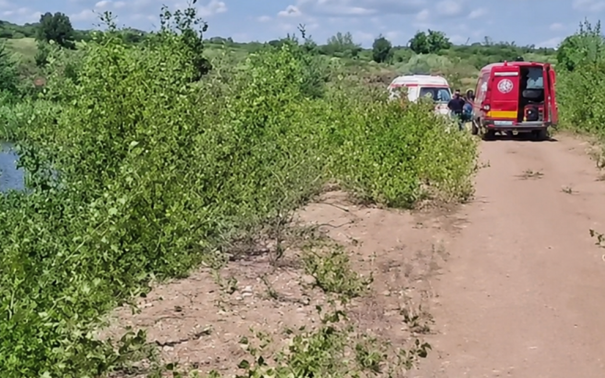Darius, un copil de 8 ani din Arad a murit după ce s-a încat într-un lac. A mers la scăldat cu alți 2 copii și niciunul nu știa să înoate
