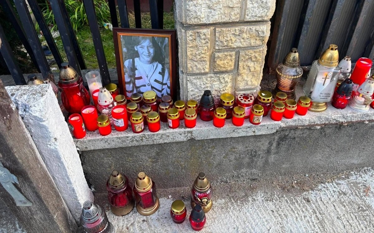 O copilă de 12 ani din Bistrița Năsăud a murit după ce a fost lovită de o mașină pe trotuar