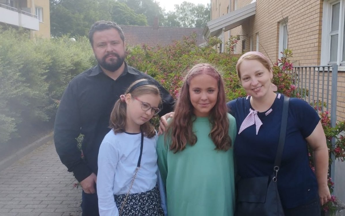 Drama familiei Samson. Autoritățile suedeze le-au luat doi dintre cei cinci copii pe motiv că le-ar fi abuzat. Părinții nu mai știu nimic de fiicele lor