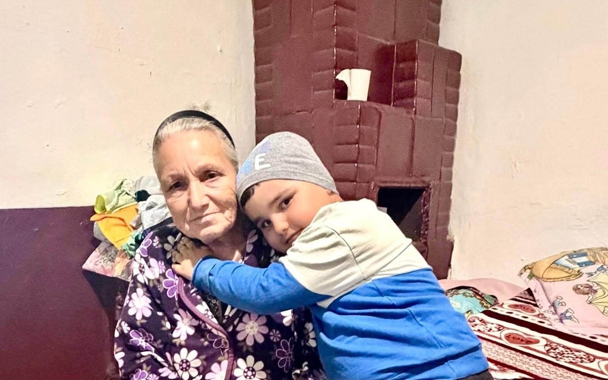 Străbunica Maria trăiește din mila vecinilor și își crește singură strănepotul de 5 ani. Și-a pierdut soțul și fiica în 2 incendii teribile