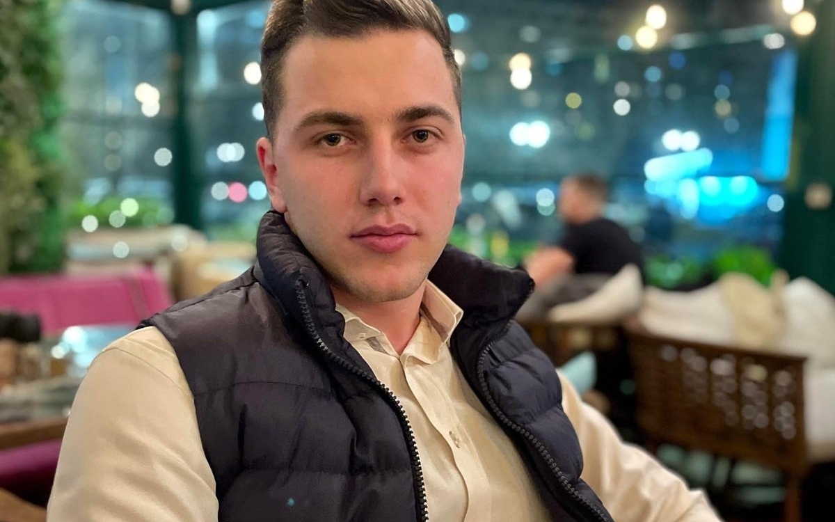 Faceți cunoștință cu Mihail Iordache, un profesor din Câmpina care scoate numai copii de 10 la Bacalaureat. Susține că este antrenorul campionilor
