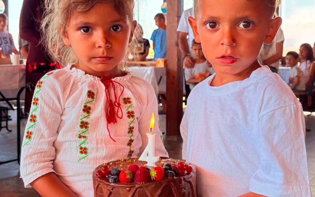 Ei sunt Ilie și Ilinca, „copiii ce n-ar fi trebuit să existe", care au mâncât tort și înghețată pentru prima dată la 4 ani. Ce poveste dureroasă de viață au micuții