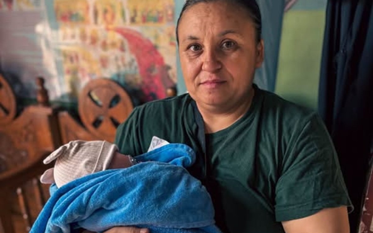 Ionela a devenit mamă la 40 de ani și a fost aspru judecată. „O mamă eroină, o femeie care poartă în brațe și în suflet patru îngerași de copii"