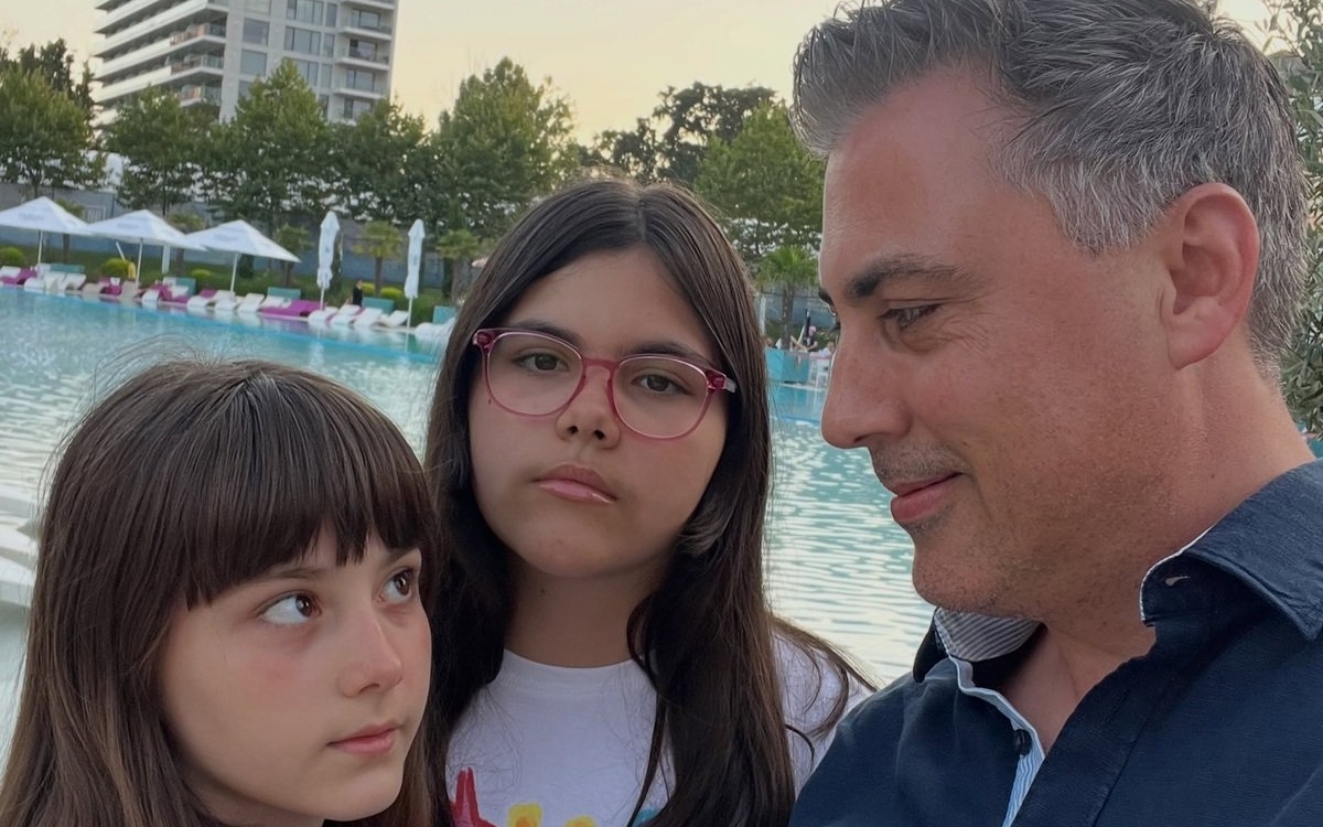 Reacția lui Alexandru Ciucu după ce fanii au sesizat că fetițele lui nu zâmbesc în pozele cu el. „Prietenii știu de ce"
