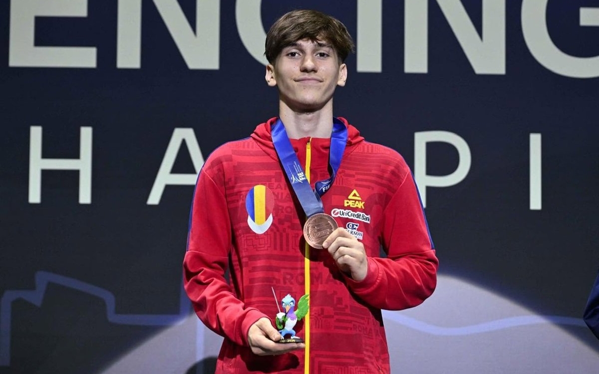 Matei are numai 17 ani dar a devenit campion la scrimă! A câștigat până acum 32 de medalii, dintre care 19 de aur