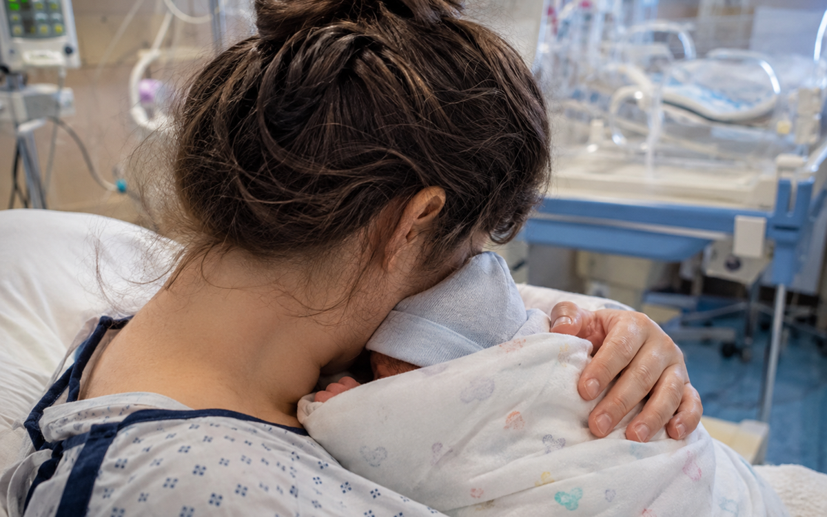 Video emoționant al zilei! Reîntălnirea emoționantă dintre un bebeluș prematur și mama lui, după 3 săptămâni de spitalizare