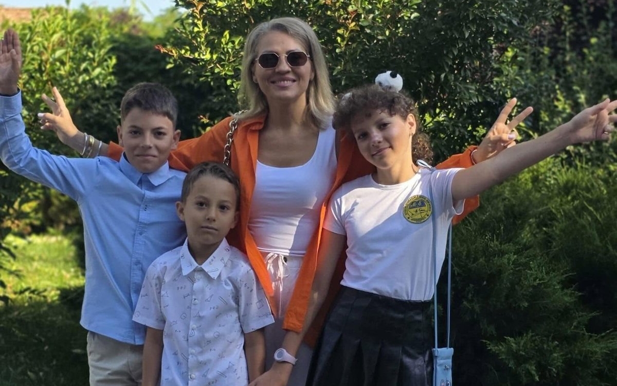 Mirela Vaida și-a dat copiii la o școală din sat. A ales simplitatea în locul unui sistem exclusivist: „I-am învățat așa”