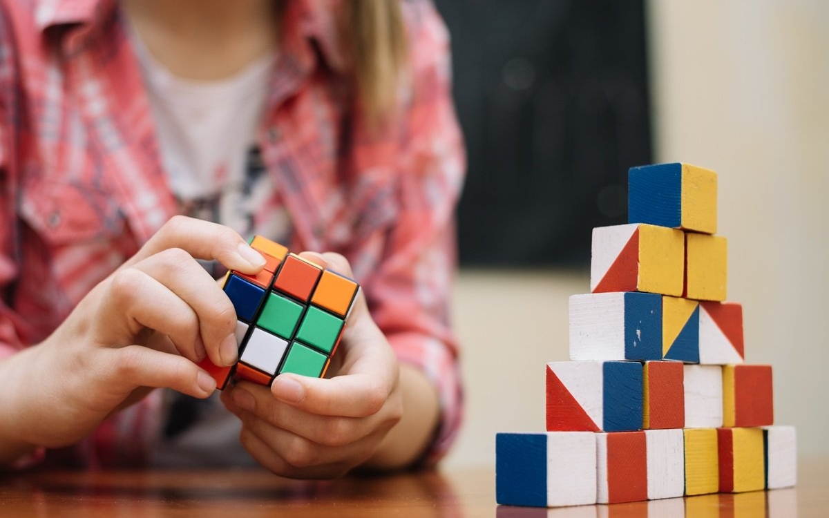 Record mondial la 6 ani! O fetiță a rezolvat cubul Rubik în numai 4 secunde