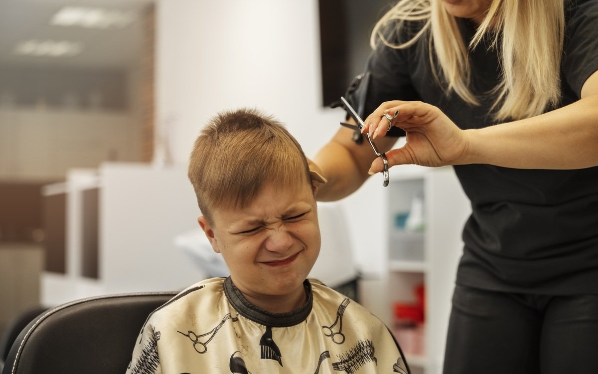 „Țipa, plângea și nu suporta să-i atingem părul”. De ce tunsul poate fi atât de greu pentru un copil cu autism