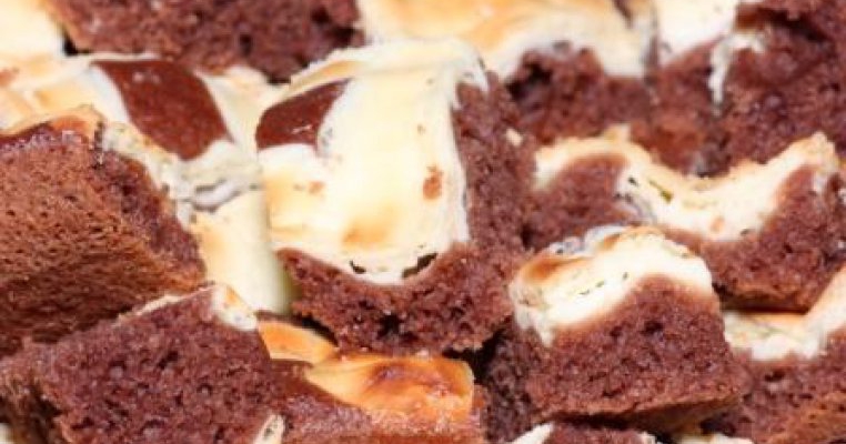 Prajituri de post: Chec pufos cu dulceata de capsuni si cacao