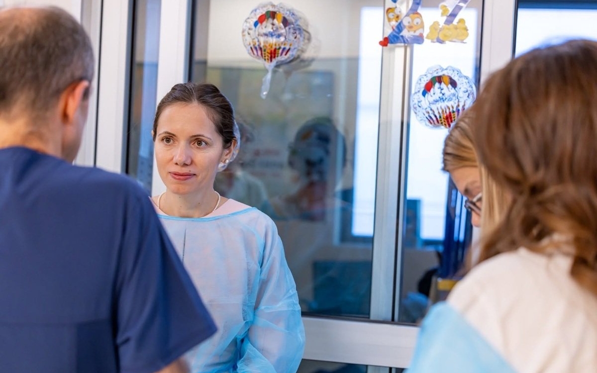 Mirabela Grădinaru a mers în vizită oficială la secția de Terapie Intensivă neonatală de la Marie Curie