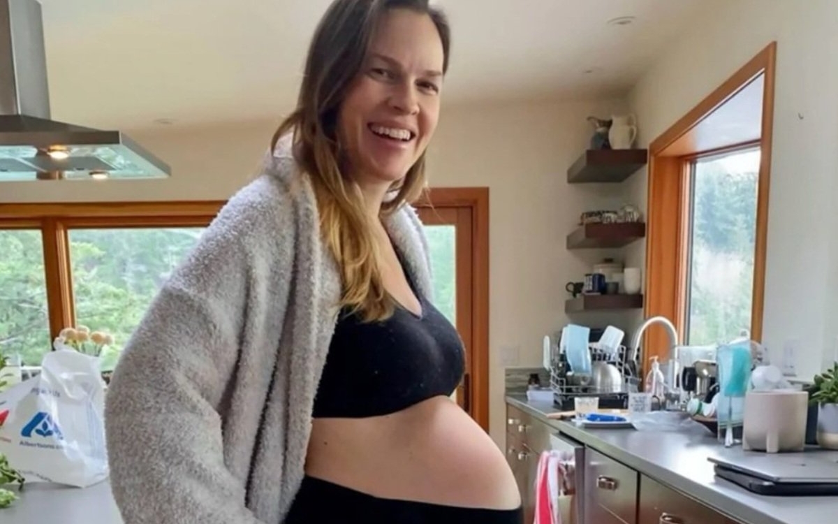 Hilary Swank este însărcinată din nou la 52 de ani. Actrița a adus pe lume gemeni în urmă cu 3 ani