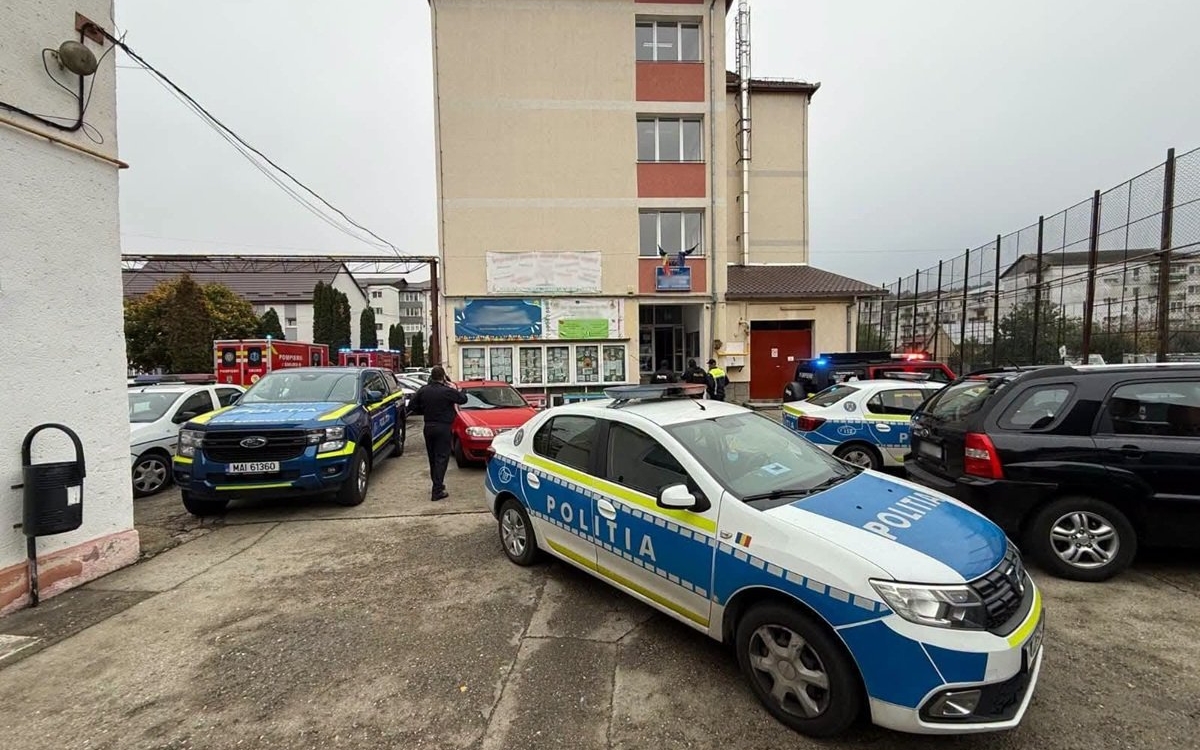 Scene șocante la o școală din Bistrița. Un elev de clasa a 7-a ar fi înjunghiat o profesoară în zona capului