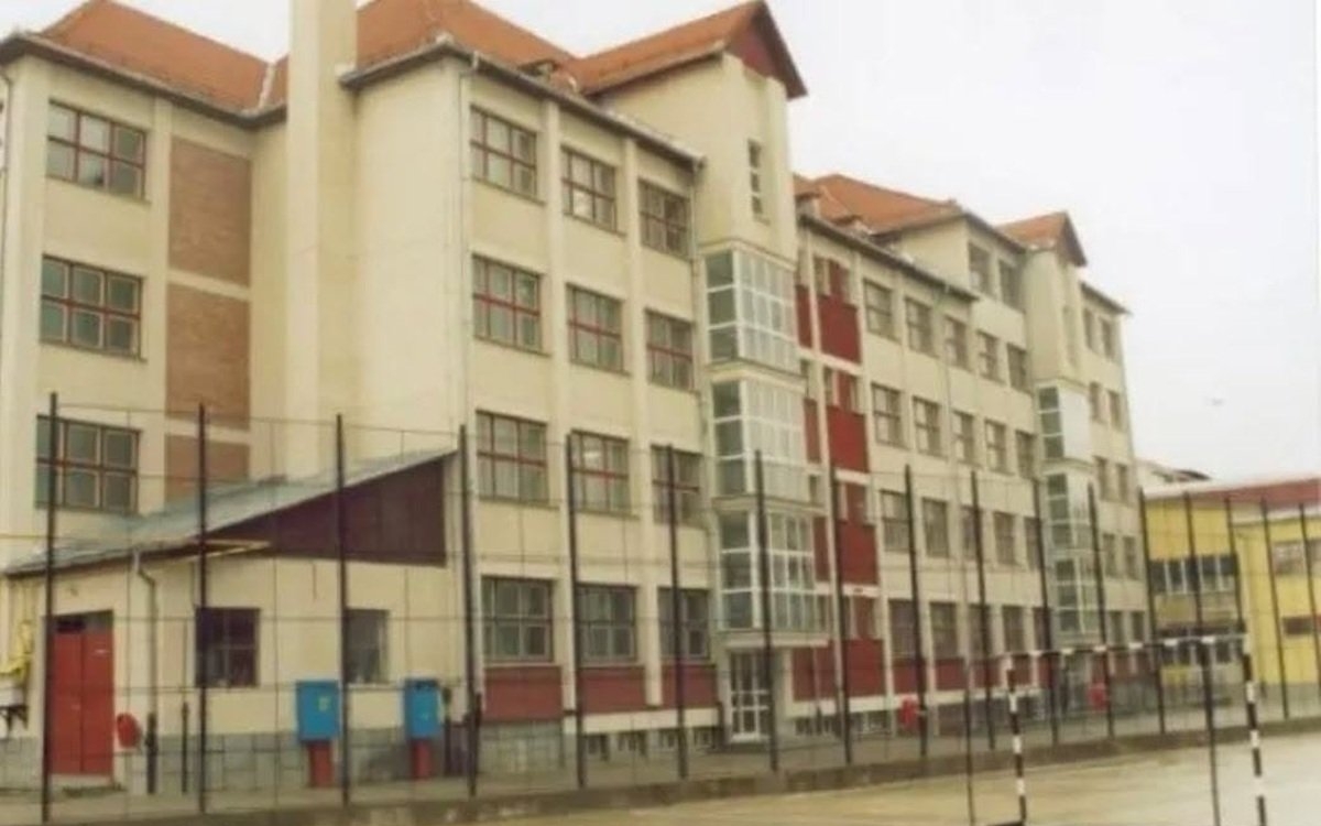 Părinții de la școala din Bistrița, unde elevul de 13 ani a atacat o profesoară, sunt revoltați. „Nu suntem de acord să se întoarcă în instituția noastră”