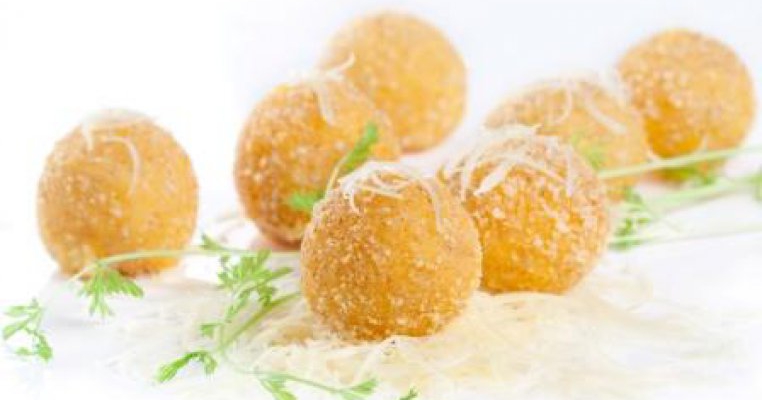 Aperitive deosebite: Bulgarasi cu branza de vaci si cartofi