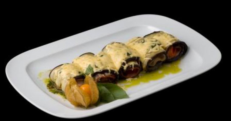 Aperitive deosebite: Rulouri de vinete cu piept de pui si cascaval