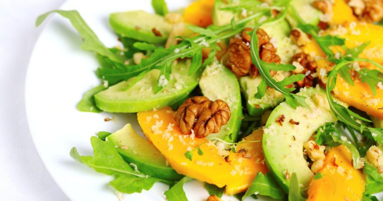 Salate de fructe cu avocado si nuci