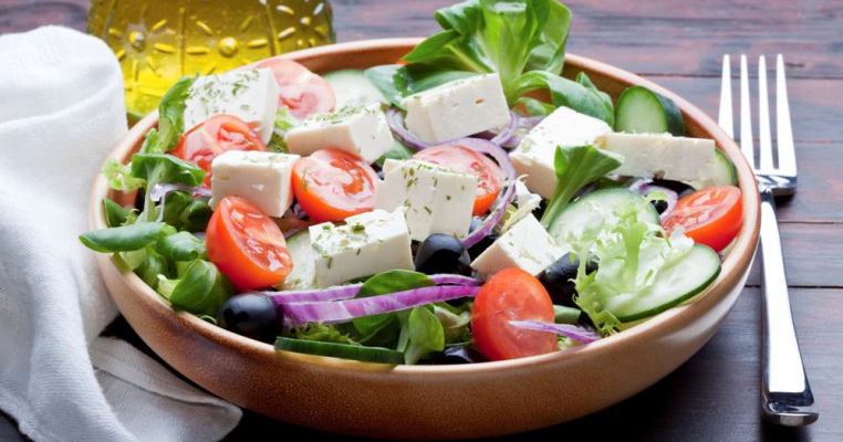 Salata greceasca cu telemea