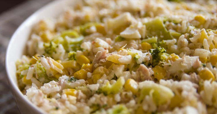 Salata cu ton, legume si orez