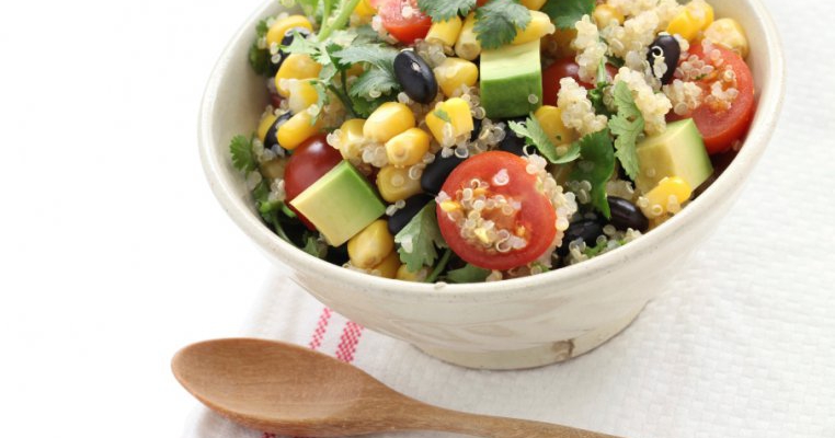 Salata cu porumb si quinoa