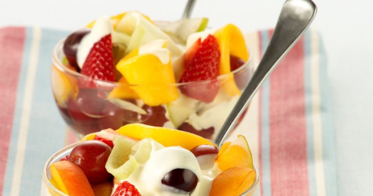 Salata de fructe cu sos de smantana