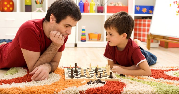 Cum ne jucam inteligent cu copilul? 10 activitati pentru copii si parinti
