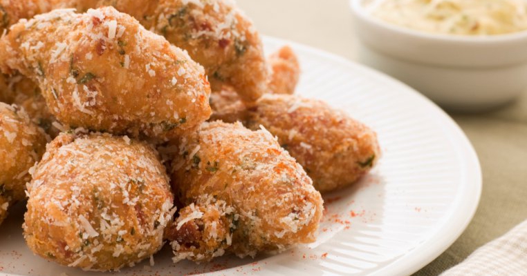 Beignets cu sunca si cascaval