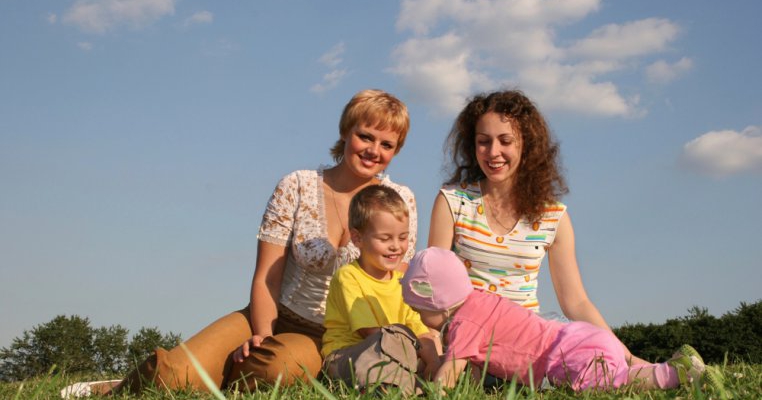 Bi-interviu: Mama singura vs. Mama casatorita