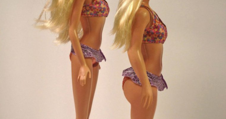 Iata cum arata o papusa Barbie cu proportii normale! Tu pe care i-ai cumpara-o copilului?
