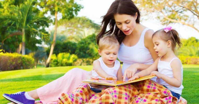 Sambata - program de citit in aer liber. O zi de lectura in parc.