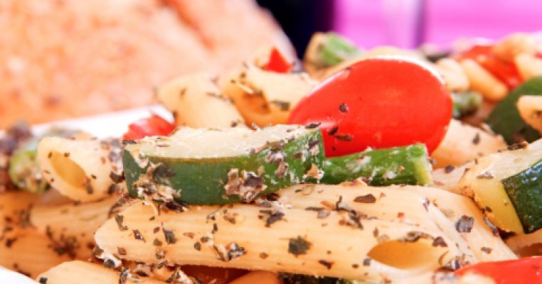 Salata de legume la gratar cu paste 