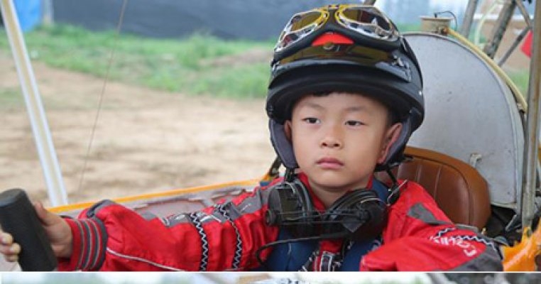 Un baiat de 5 ani din China este cel mai tanar pilot din lume