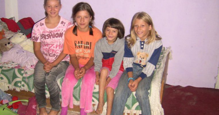 Ajuta 4 fetite orfane de ambii parinti sa aiba o locuinta si lemne de foc pentru iarna