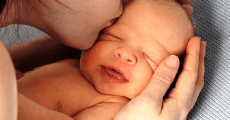 Iubirea mamei salveaza vieti: 3 povesti emotionante