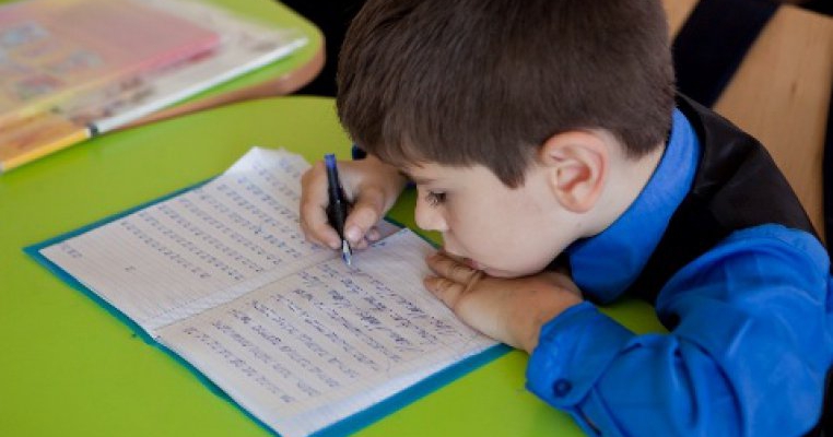 AFI Palace Cotroceni, alaturi de Melania Medeleanu, a donat rechizite copiilor de la Afterschool Clinceni