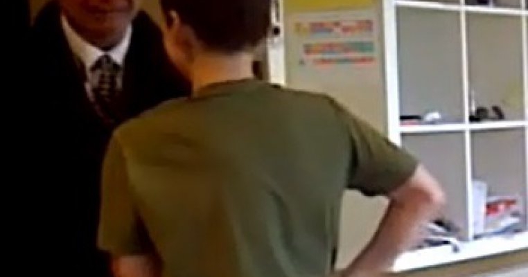 Reactia incredibila a unui tata cand fiul lui il anunta ca a luat nota de trecere la matematica