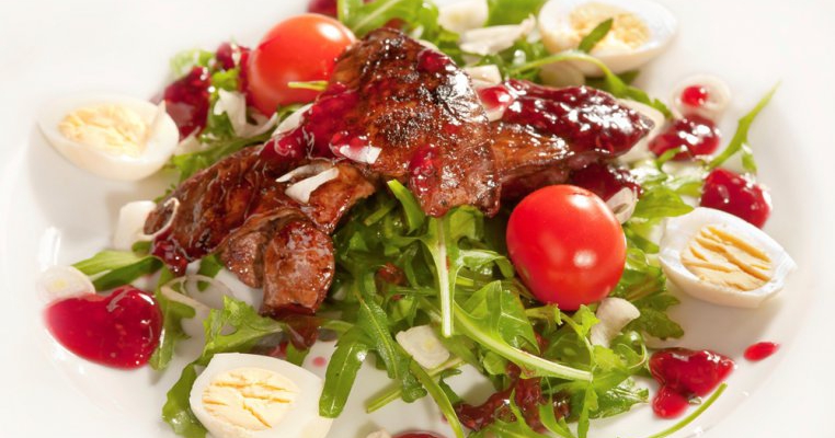 Salata cu ficatel si oua de prepelita