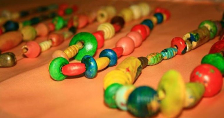 4 idei de bijuterii handmade pe care le poti face alaturi de copilul tau!
