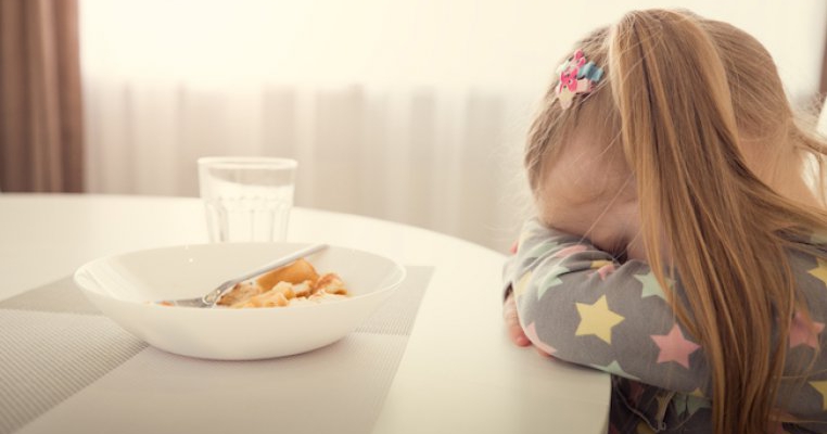 Lipsa poftei de mâncare la copii: motiv de îngrijorare sau nu?