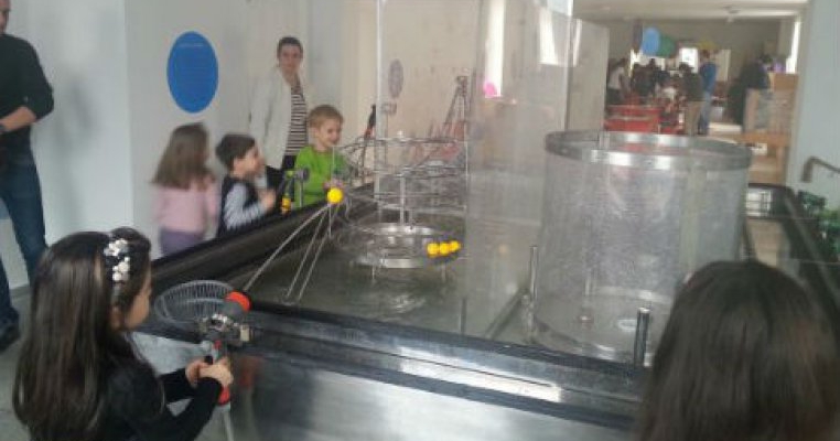 Reportaj Qbebe: Oraselul Cunoasterii, primul muzeu unde copiii fac experimente alaturi de parinti