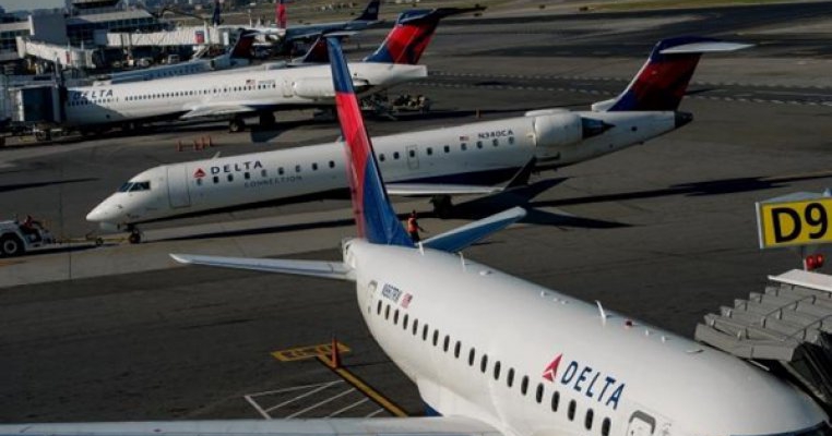 O companie aviatica americana interzice alaptarea la bord, si starneste furia mamelor