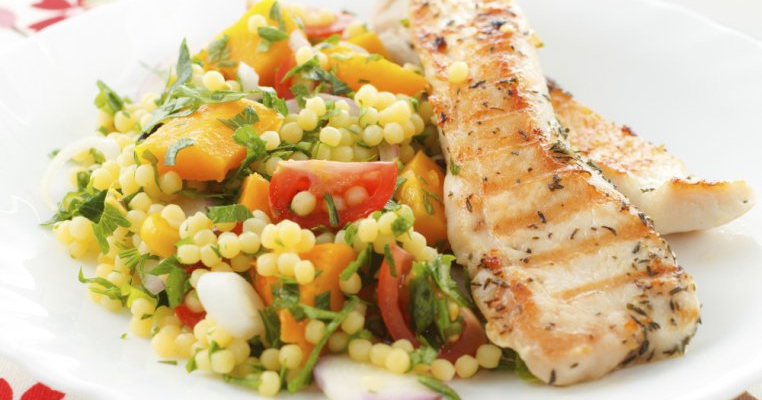 Salata de cuscus cu somon