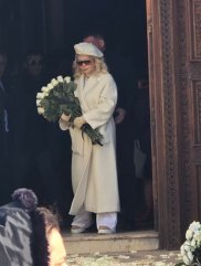 Imaginile durerii! Loredana Groza, distrusă de durere la înmormântarea tatălui ei