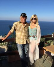 Imaginile durerii! Loredana Groza, distrusă de durere la înmormântarea tatălui ei. Cei doi aveau o relație apropiată