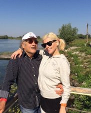 Imaginile durerii! Loredana Groza, distrusă de durere la înmormântarea tatălui ei. Artista a ales o ținută complet albă