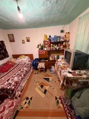Străbunica Maria trăiește din mila vecinilor și își crește singură strănepotul de 5 ani, pe Georgică.