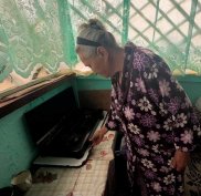 Străbunica Maria trăiește din mila vecinilor și își crește singură strănepotul de 5 ani. Are nevoie de ajutor
