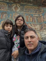 Care a fost reacția lui Alexandru Ciucu după ce fanii au sesizat că fetițele lui nu zâmbesc în pozele cu el.