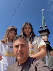 Fanii lui Alexandru Ciucu au sesizat că fetițele lui nu zâmbesc în pozele cu el. Ce a scris el pe rețelele sociale?
